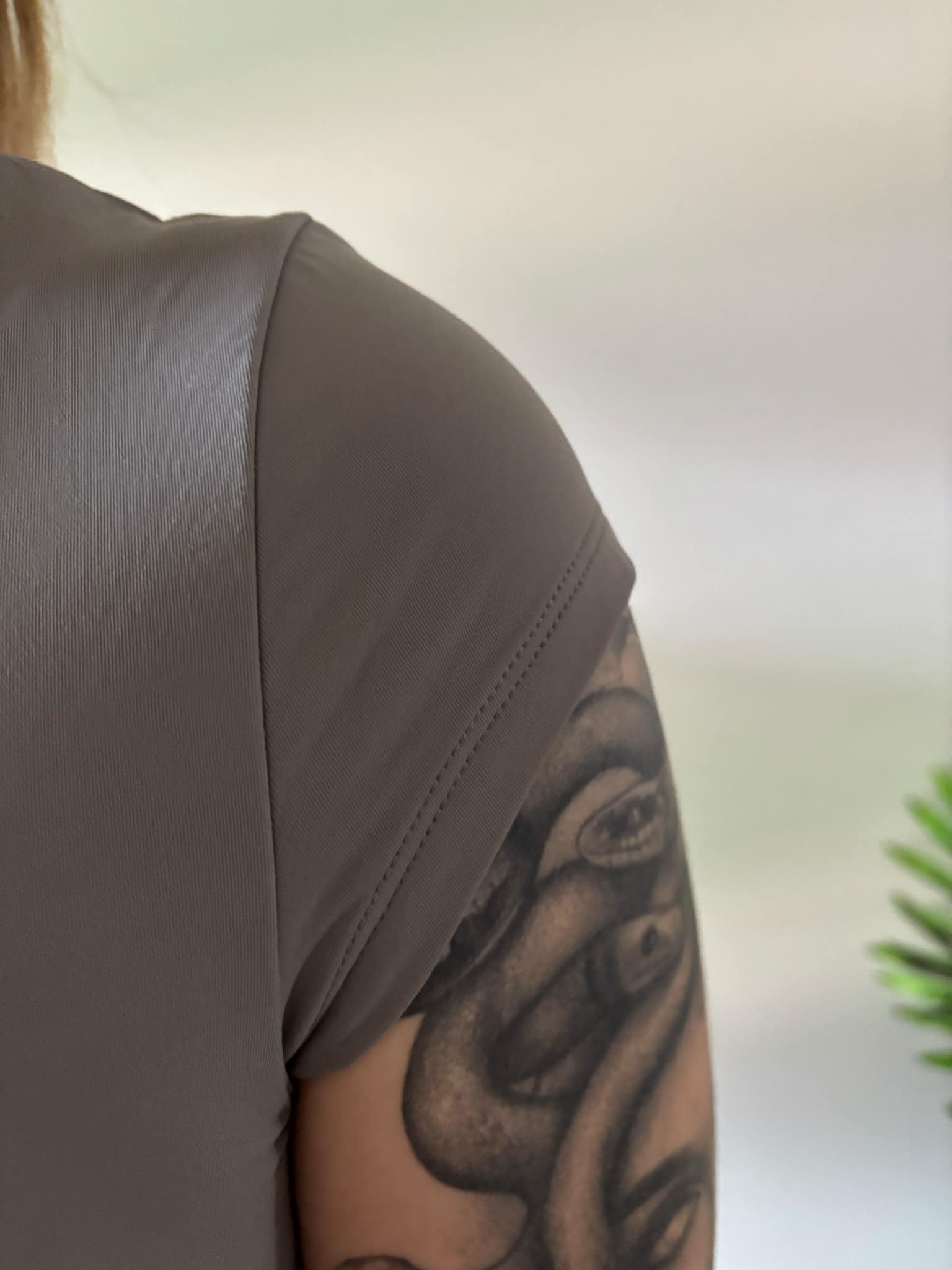 BELLA crop baby T (Pebble)